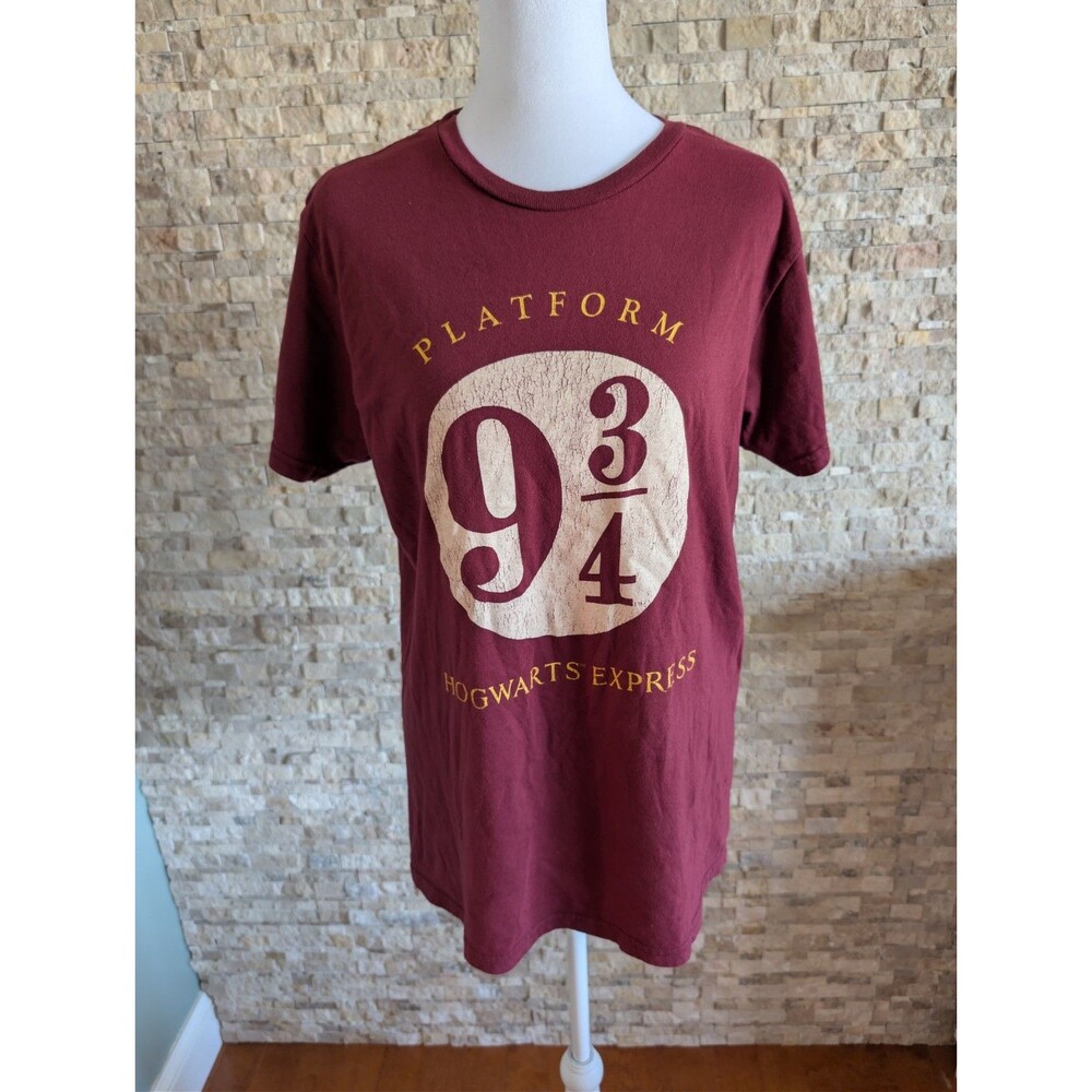 Harry Potter Platform 9 3/4 T-Shirt Size M Maroon Hogwarts Express Graphic Tee